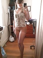 Amateur girls spreads her legs in pantyhose to take a selfie before mirror